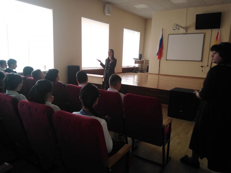 Специлист Республиканского комитета по наркоконтролю Маргиева А. на встрече с учащимися 9 классов